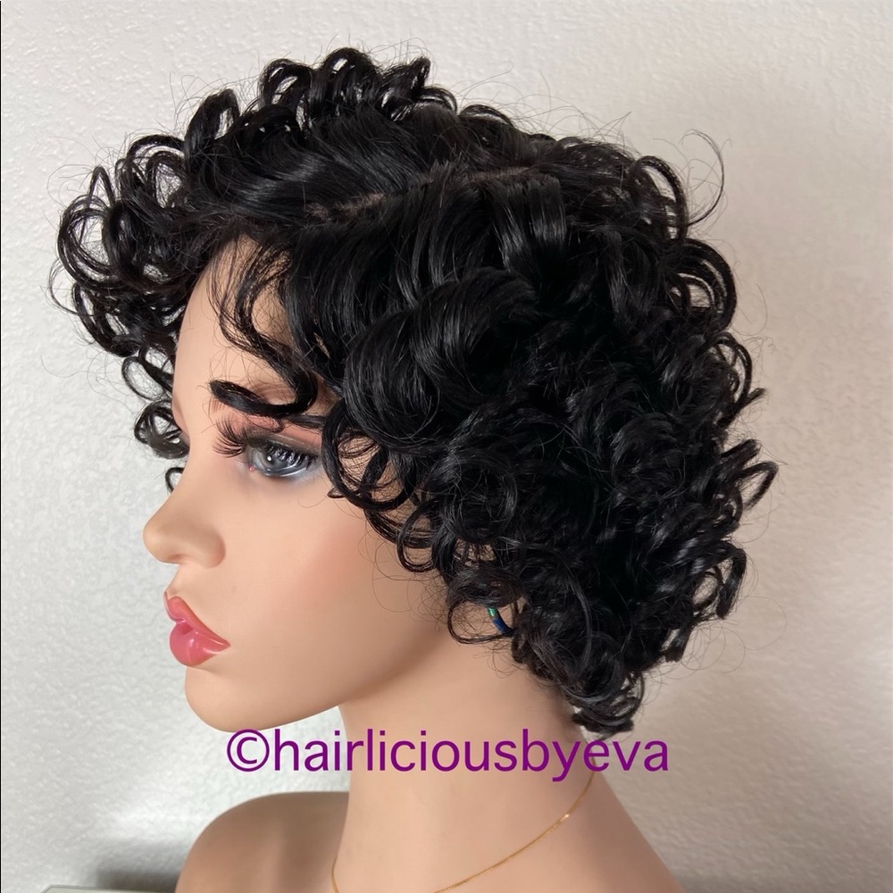 Black curly wig short side part